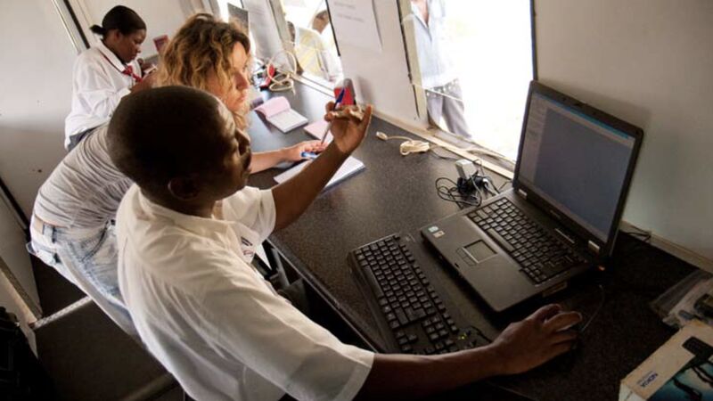 Credit supervisor of Banco de Moçambique using software in the mobile bank.